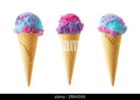 Drei Zuckerwatte-Eistüten, isoliert auf weißem Hintergrund. Rosa, Blau und Violett. Stockfoto