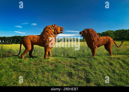 Landschaft in Muttental mit ausgestellten Metallskulpturen afrikanischer Tiere, Shona-Art, Deutschland, Nordrhein-Westfalen, Ruhrgebiet, Witten Stockfoto