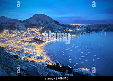 Blick auf die Copacabana vom Berg Cerro Calvario bei Nacht mit Booten, Häusern und Hafen, Titicacasee, Bolivien, Anden, Südamerika Stockfoto