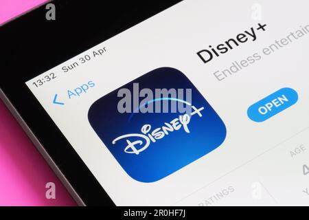 Disney+ App im App Store auf dem iPad-Bildschirm angezeigt. Selektiver Fokus. Stafford, Großbritannien, 6. Mai 2023 Stockfoto