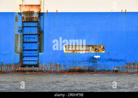 Die Arbeiter stellen den Anker des großen Frachtschiffs im Hamburger Hafen wieder her Stockfoto