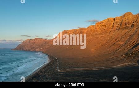 Felsformation Risco de Famara und Bahia de Penedo im Abendlicht, Luftaufnahme, 2023-01-08, Kanarische Inseln, Lanzarote Stockfoto