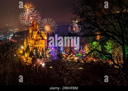 Feuerwerk über der farbenfrohen beleuchteten Burg Drachenburg in Sieben, Deutschland, Nordrhein-Westfalen, Siebengebirge, Königswinter Stockfoto