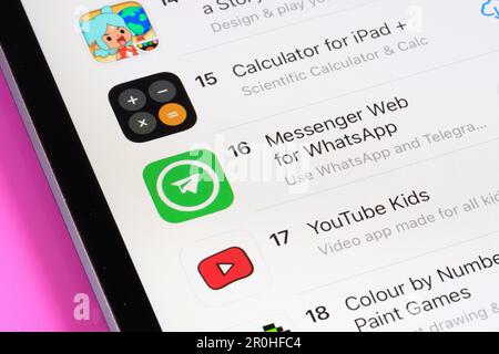 WhatsApp, YoutubeKids Apps werden im App Store auf dem iPad-Bildschirm angezeigt. Selektiver Fokus. Stafford, Großbritannien, 6. Mai 2023 Stockfoto