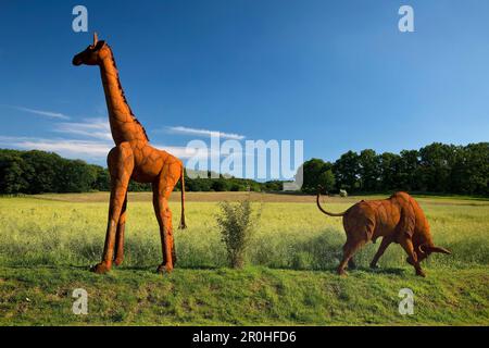 Landschaft in Muttental mit ausgestellten Metallskulpturen afrikanischer Tiere, Shona-Art, Deutschland, Nordrhein-Westfalen, Ruhrgebiet, Witten Stockfoto