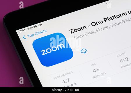 Zoom-App im App Store auf dem iPad-Bildschirm. Selektiver Fokus. Stafford, Großbritannien, 6. Mai 2023 Stockfoto