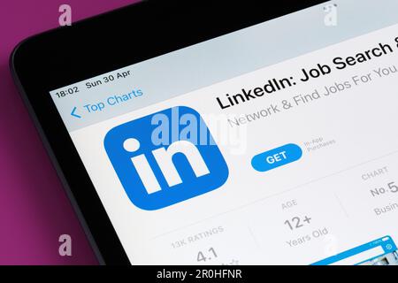 die linkedin App wird im App Store auf dem iPad-Bildschirm angezeigt. Selektiver Fokus. Stafford, Großbritannien, 6. Mai 2023 Stockfoto