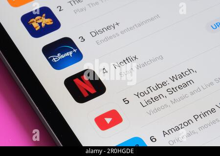 Disney+-, Netflix-, YouTube- und Amazon Prime Video-Apps, die im App Store auf dem iPad-Bildschirm angezeigt werden. Die Liste der beliebtesten Apps. Selektiver Fokus. Stafford, Stockfoto