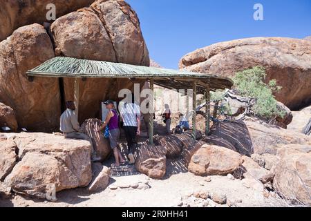 Touristen in The White Lady Rock Painting, Brandberg, Erongo, Namibia Stockfoto