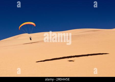 Paragliding über Dünen der Namib-Wüste, Long Beach, Swakopmund, Namibia Stockfoto