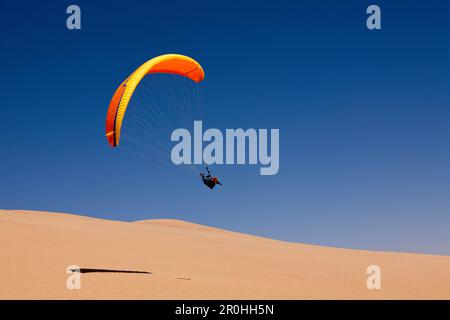 Paragliding über Dünen der Namib-Wüste, Long Beach, Swakopmund, Namibia Stockfoto