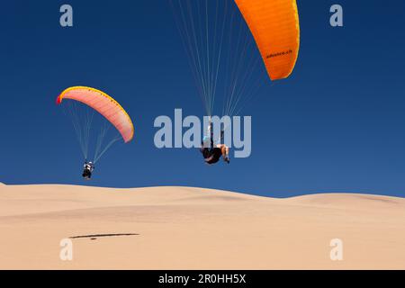 Paragliding über Dünen der Namib-Wüste, Long Beach, Swakopmund, Namibia Stockfoto