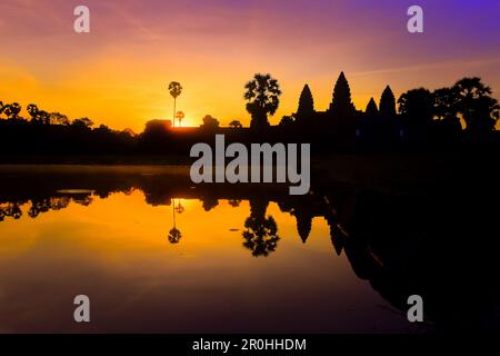 Der Sonnenaufgang spiegelt sich im Außenpool des Angkor Wat in Kambodscha wider Stockfoto