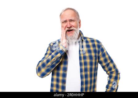 60s grauhaariger Mann mittleren Alters mit Bart im Hemd macht ein Gesicht auf weißem Hintergrund Stockfoto