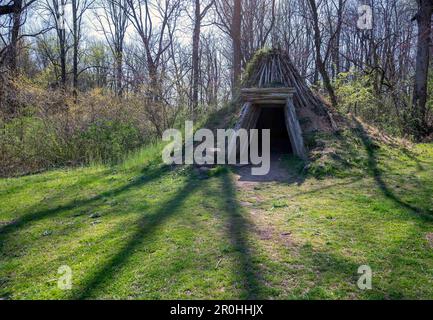 Rustikale Einzelhütte aus Holzholz und grüner Sod-Fassade. Stockfoto