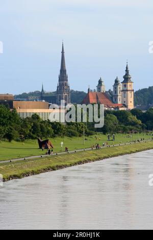 Die Hochwasserzone der Donau ist normalerweise ein grüner Park. Kirchturm der neuen Kathedrale, Maria-unbefleckte-Empfängnis und Pfarrkirche im Hintergrund, Stockfoto