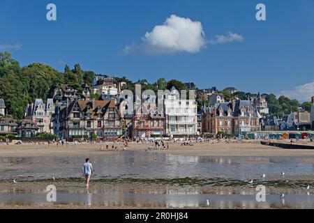 Strand in Trouville-sur-Mer, Niedernormandie, Normandie, Frankreich Stockfoto