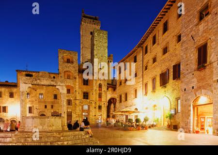 Piazza della Cisterna, San Gimignano, Toskana, Italien Stockfoto