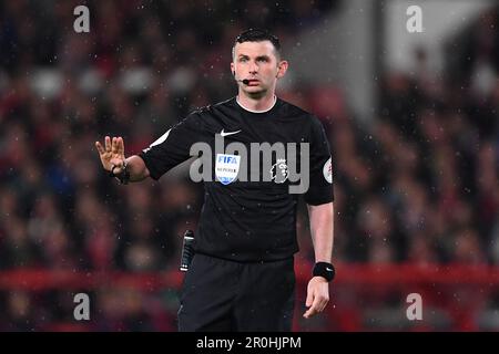 Nottingham, Großbritannien. 8. Mai 2023 Schiedsrichter Michael Oliver veranstaltet das Premier League-Spiel zwischen Nottingham Forest und Southampton auf dem City Ground, Nottingham, am Montag, den 8. Mai 2023. (Foto: Jon Hobley | MI News) Guthaben: MI News & Sport /Alamy Live News Stockfoto