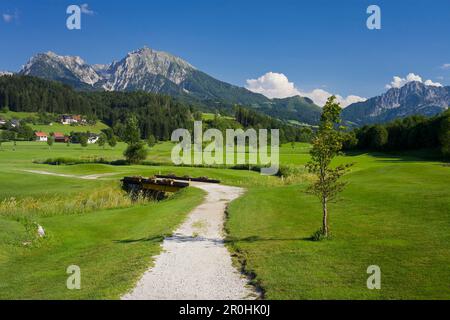 Golfplatz in der Nähe von Haller Mauer, Grosser Pyhrgas, nördlichen Kalkalpen, Oberösterreich, Windischgarsten, Österreich Stockfoto