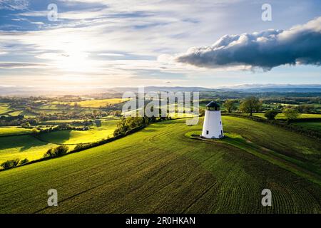 Devon Windmill über Felder und Farmen einer Drohne, Torquay, Devon, England Stockfoto