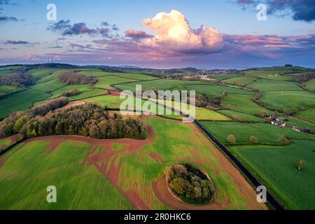 Sonnenuntergang über Feldern und Ackerland im Frühling von einer Drohne, Devon, England, Europa Stockfoto