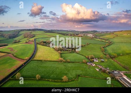 Sonnenuntergang über Feldern und Ackerland im Frühling von einer Drohne, Devon, England, Europa Stockfoto