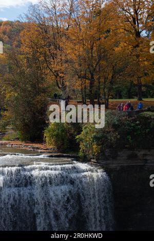 Der Letchworth State Park in New York bietet einen atemberaubenden Blick auf den Wasserfall Middle Falls Stockfoto