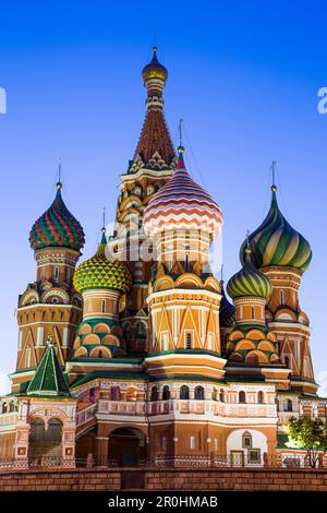 Basilius Kathedrale auf dem Roten Platz bei Dämmerung, Moskau, Russland, Europa Stockfoto