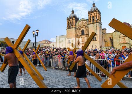 Karfreitags-Silent-Prozession in Oaxaca de Juarez, Mexiko vor der Kirche Santo Domingo während der Semana Santa (Ostern) Stockfoto