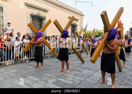 Karfreitag Stille Prozession in Oaxaca Mexiko während der Semana Santa (Ostern) / Teilnehmer mit Kreuzen tragen Kapuzen, um Anonymität zu schaffen und die Gleichheit vor Gott zu symbolisieren Stockfoto