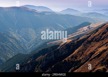 Panoramablick von der Strecke auf dem Weg nach Cabana Podragu im Fagaras-Gebirge, Siebenbürgen, Rumänien Stockfoto