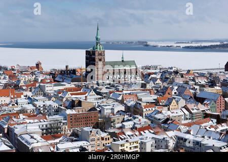 Blick von St. Marienkirche nach Stralsund, Nikolaikirche, Strelasund, Insel Ruegen, Hansestadt Stralsund, Mecklenburg-Vorpommern, Germa Stockfoto