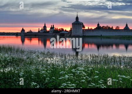 Sonnenuntergang in der Nähe der Kirillo-Beloserski-Kloster, Kirillov, Region Wologda, Russland Stockfoto