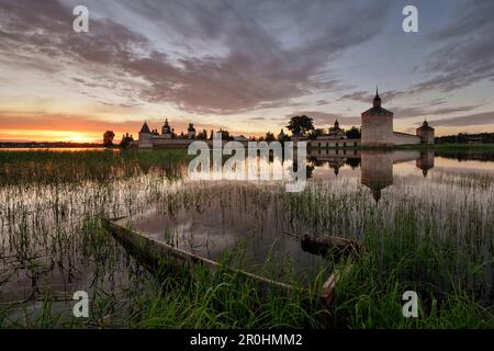 Sonnenuntergang in der Nähe der Kirillo-Beloserski-Kloster, Kirillov, Region Wologda, Russland Stockfoto
