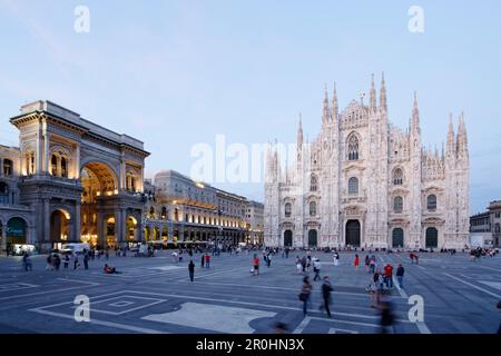 Piazza del Duomo mit Mailänder Kathedrale und Galleria Vittorio Emanuele II am Abend, Mailand, Lombardei, Italien Stockfoto