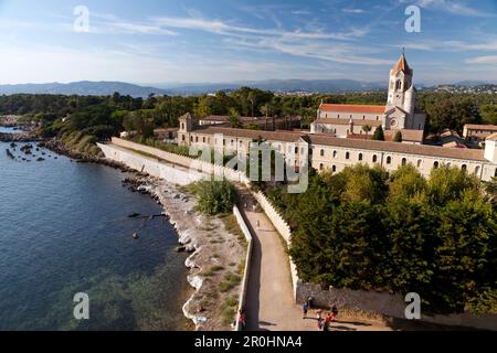 Blick auf die Abbaye de Lerins vom befestigten Kloster auf der Ile Saint-Honorat, Cannes, Provence, Frankreich Stockfoto