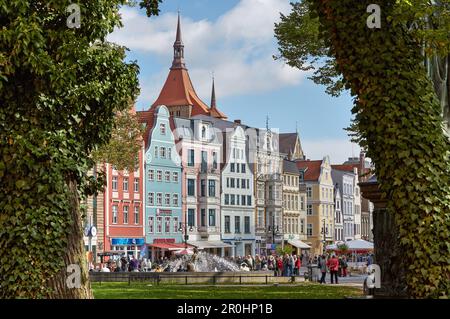 Häuser mit St. Mary's Church, Marienkirche, im Hintergrund, Kroepeliner Strasse, Hansestadt Rostock, Mecklenburg Western Ostsee-autobahn, Deutsch Stockfoto