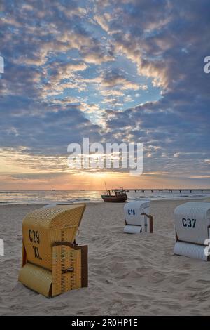 Fischerboot und Strandliegen in der Nähe von Ahlbeck, Insel Usedom, Ostseeküste, Mecklenburg-Westpommerania, Deutschland Stockfoto