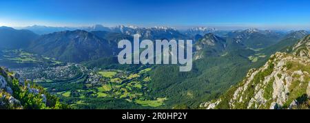 Panoramablick vom Hochstaufen über das Tal von Bad Reichenhall und die Berglandschaft Chiemgau, Oberbayern, Bayern, Deutschland Stockfoto