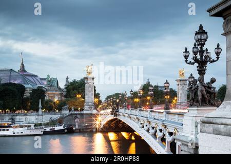 Pont Alexandre III im Abendlicht, Grand Palais im Hintergrund, Paris, Frankreich, Europa, UNESCO-Weltkulturerbe (Ufer der seine zwischen Pon Stockfoto