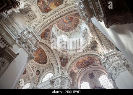 Innenansicht der Deckengemälde im Stephansdom, alte Stadt Passau, untere Bayern, Bayern, Deutschland Stockfoto