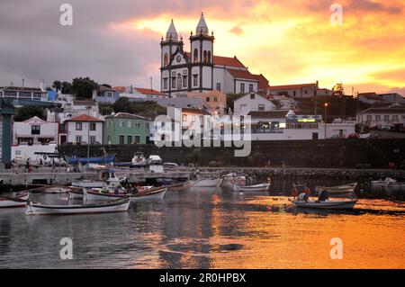 Am Hafen von Sao Mateus in der Nähe von Angra do Heroismo mit Blick auf die Kathedrale, die Insel Terceira, die Azoren, Portugal Stockfoto