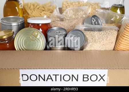 Spendenbox mit verschiedenen Speisen, Schließung Stockfoto