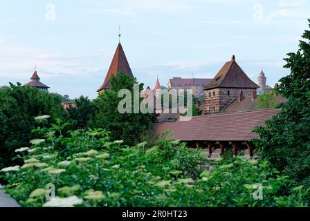 Blick von der Mauer des Westtors auf das Kaiserschloss, Nürnberg, Mittelfrankreich, Bayern, Deutschland Stockfoto