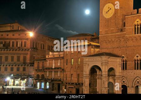 Vollmond über der Piazza del Campo mit Rathaus, Siena, Toskana, Italien Stockfoto