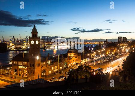 St. Pauli Landing Bühnen und Eintritt in den Alten Elbtunnel am Abend, Hamburg, Deutschland Stockfoto