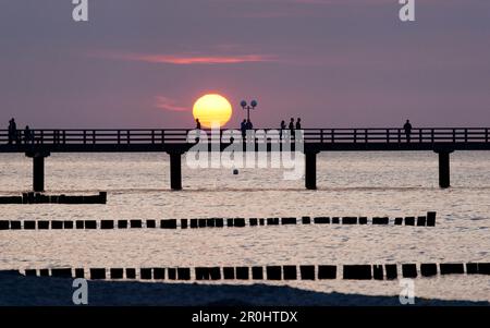 Pier bei Sonnenuntergang, Küstenort Kuehlungsborn, Ostsee, Mecklenburg-Vorpommern, Deutschland Stockfoto