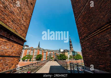 Blick über eine Brücke zur Kirche St. Catherine, Hamburg, Deutschland Stockfoto