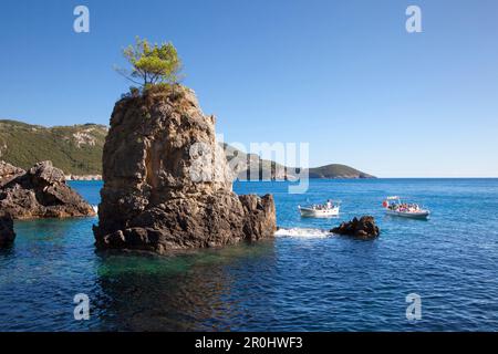 Ausflugsboote auf La Grotta Bucht, in der Nähe von Paleokastritsa, Korfu Insel, Ionische Inseln, Griechenland Stockfoto